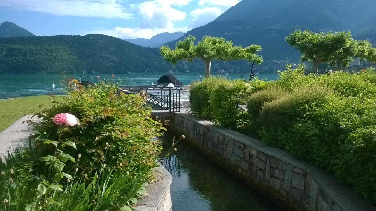 Logement atypique avec vue unique panoramique sur le lac d’Annecy, dans une résidence avec plage et ponton privée sur la commune de Duingt  Exterior foto
