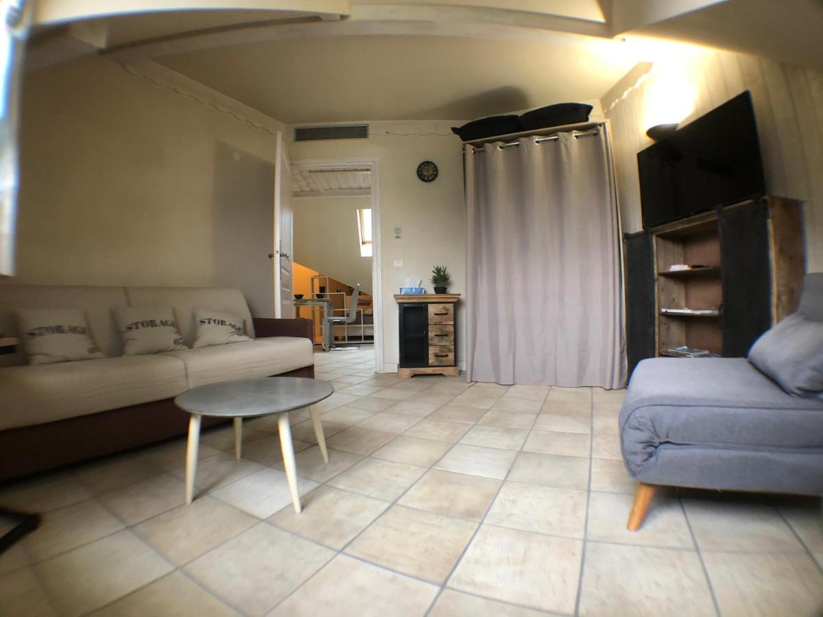 Logement atypique avec vue unique panoramique sur le lac d’Annecy, dans une résidence avec plage et ponton privée sur la commune de Duingt  Exterior foto