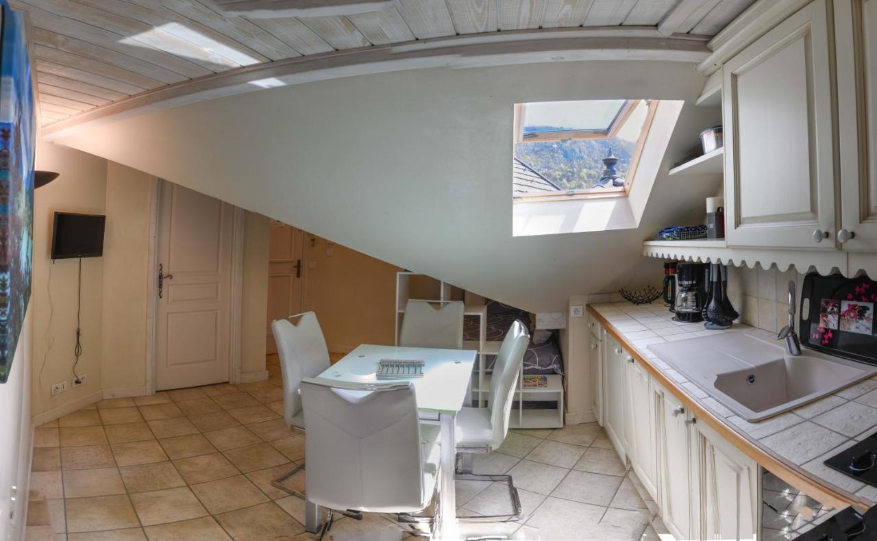 Logement atypique avec vue unique panoramique sur le lac d’Annecy, dans une résidence avec plage et ponton privée sur la commune de Duingt  Exterior foto