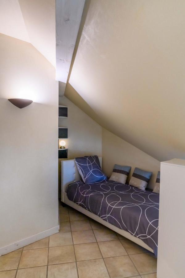 Logement atypique avec vue unique panoramique sur le lac d’Annecy, dans une résidence avec plage et ponton privée sur la commune de Duingt  Exterior foto