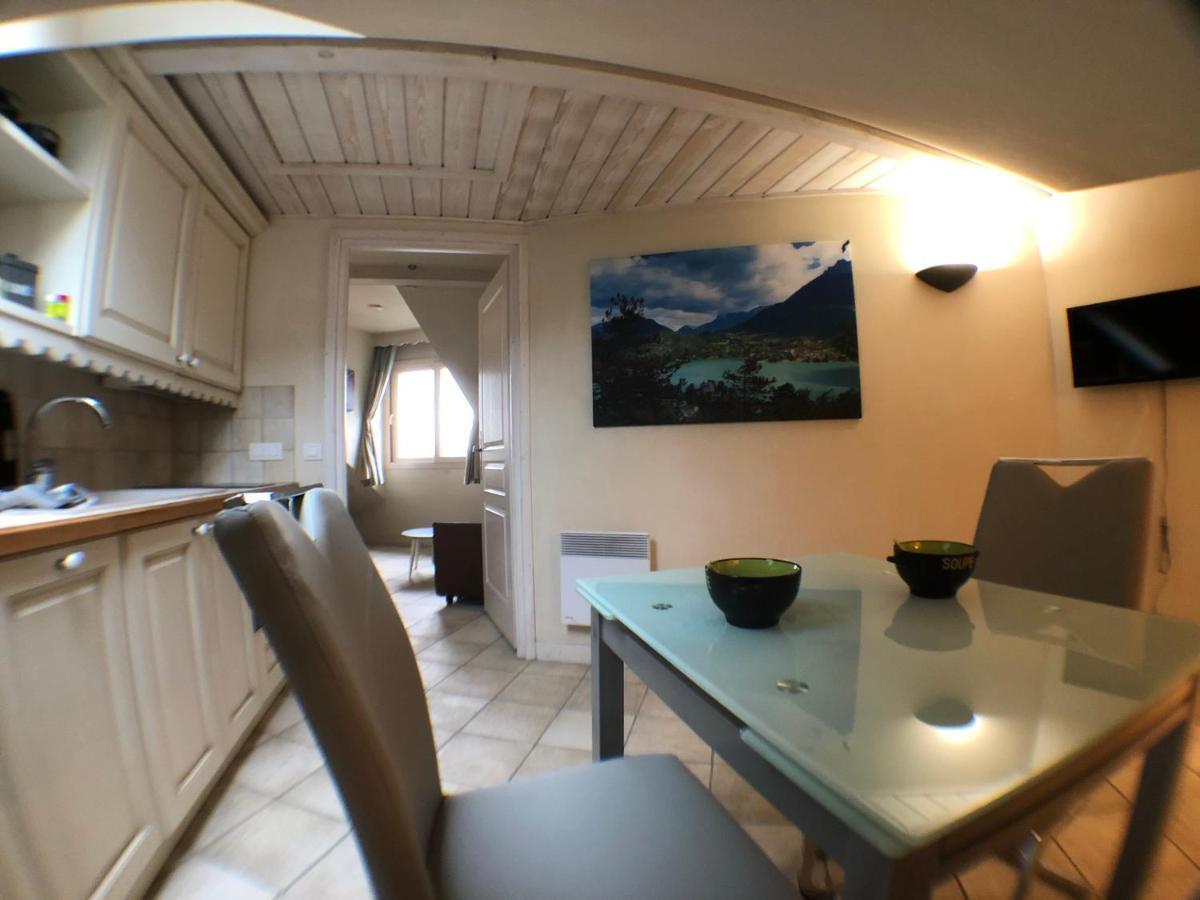 Logement atypique avec vue unique panoramique sur le lac d’Annecy, dans une résidence avec plage et ponton privée sur la commune de Duingt  Exterior foto